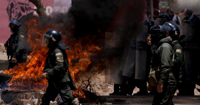 La policía llega para despejar las carreteras bloqueadas por partidarios del expresidente Evo Morales, para evitar que enfrente una investigación criminal por acusaciones de abuso de una menor mientras estaba en el cargo, en Parotani, Bolivia, el viernes 1 de noviembre de 2024.