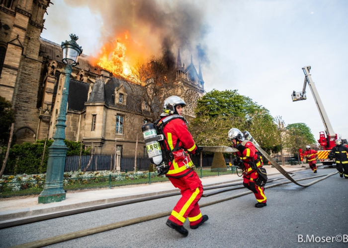 Bomberos durante el incendio de Notre-Dame