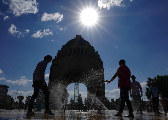 Calor en el Monumento a la Revolución