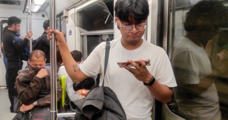 Hombre joven en el Metro