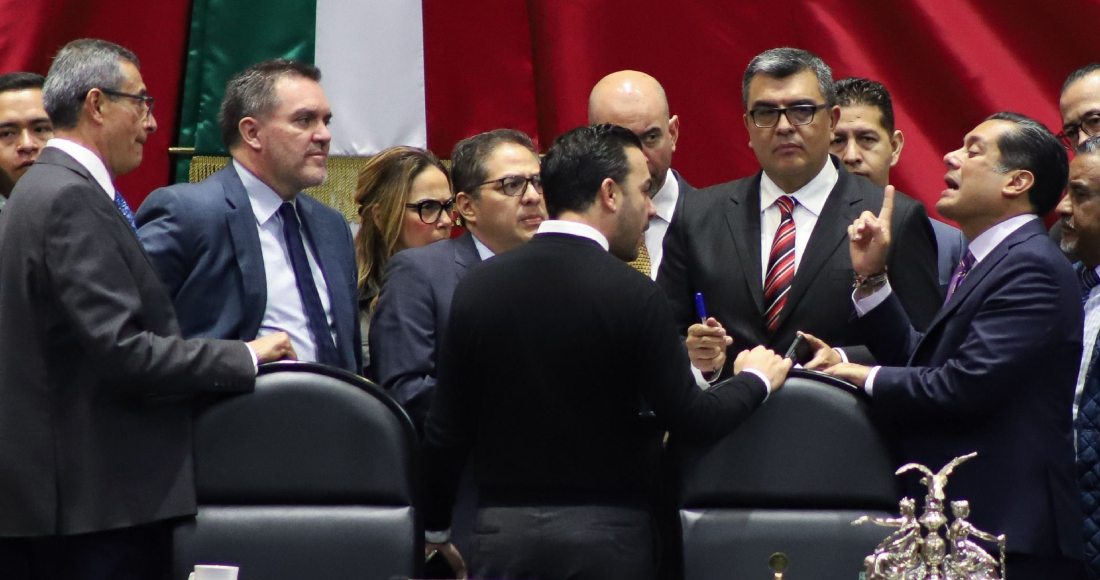 l presidente de la Mesa Directiva de la Cámara de Diputados, Sergio Gutiérrez Luna, habla con integrantes de la bancada del PAN.