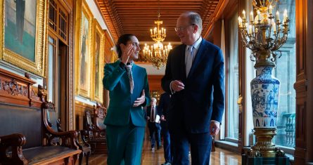 Claudia-Sheimbaum-conversando-con-Larry-Fink