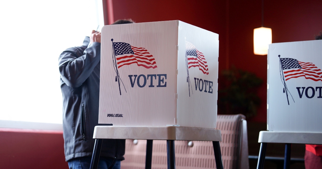 Unas personas emiten sus votos el día de las elecciones de Estados Unidos, el martes 5 de noviembre de 2024, en Ames, Iowa. 