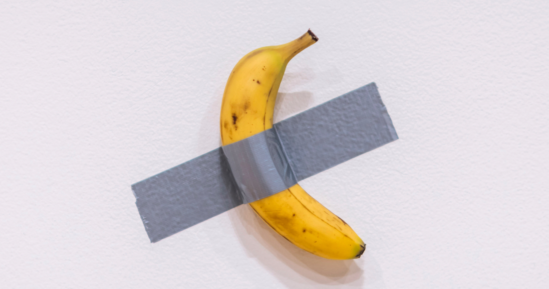 Banana pegada en la pared con cinta