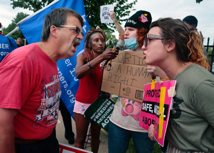 Debate entre personas por el aborto en Estados Unidos