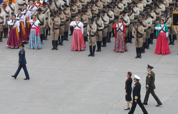 La mandataria Claudia Sheinbaum pasa frente a integrantes del Desfile Cívico Militar que vestían con ropa de la época de la Revolución. 