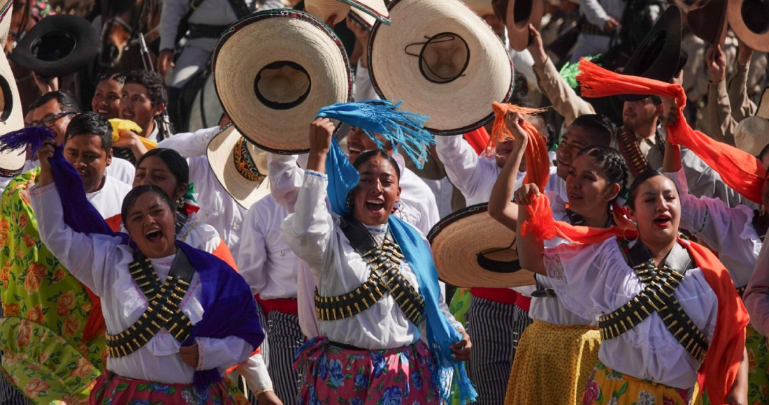 Mujeres participan en el desfile militar por el aniversario de la Revolución Mexicana