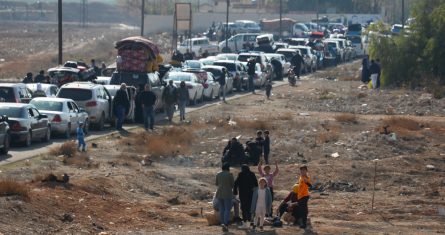 Miles de libaneses desplazados vuelven desde Siria mientras se mantiene el alto al fuego con Israel.