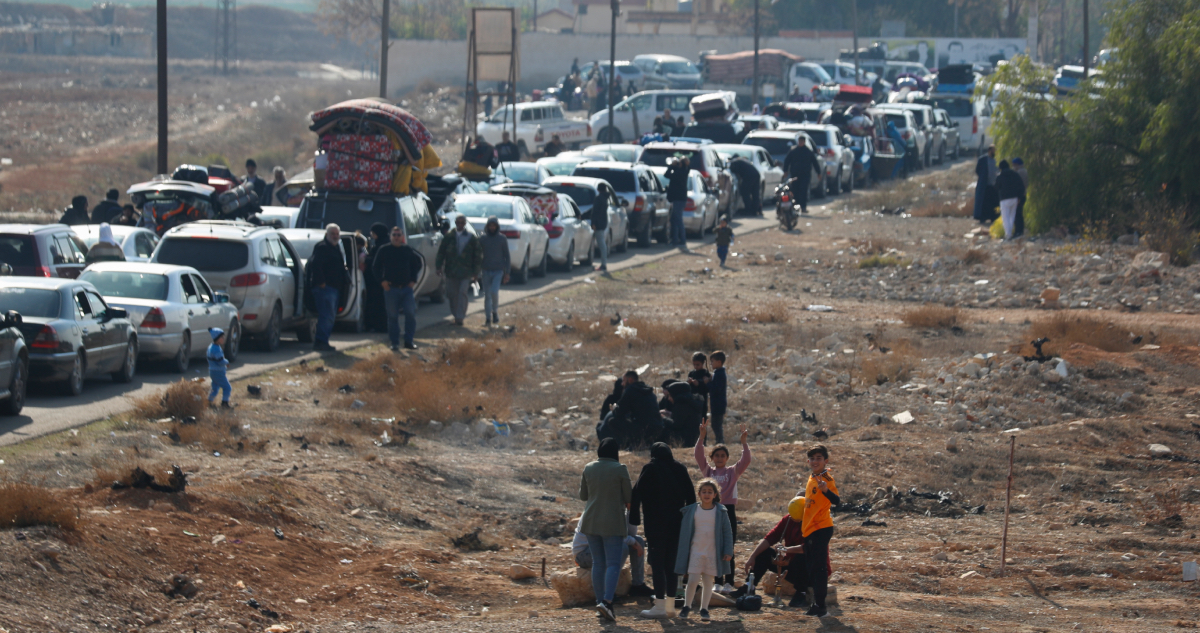 Miles de libaneses desplazados vuelven desde Siria mientras se mantiene el alto al fuego con Israel.