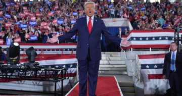 El expresidente y candidato Donald Trump a su llegada a un acto de campaña en el estadio J.S. Dorton, el lunes 4 de noviembre de 2024, en Raleigh, en Carolina del Norte.