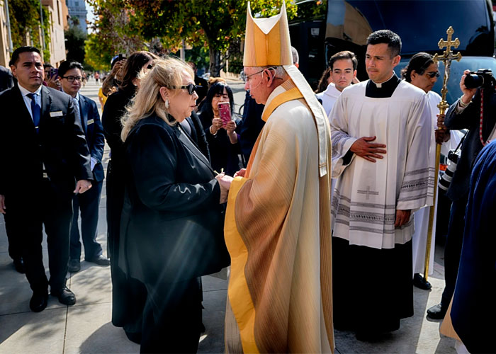 el-arzobispo-josé-gómez-con-la-esposa-de-francisco-valenzuela