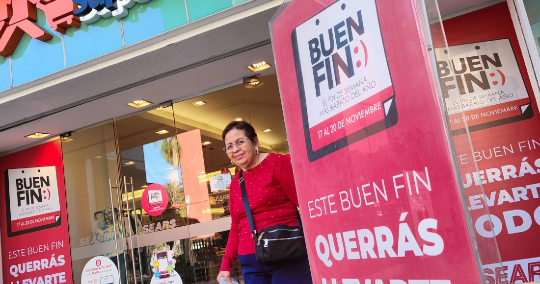 Mujer sale de una tienda en el Buen Fin