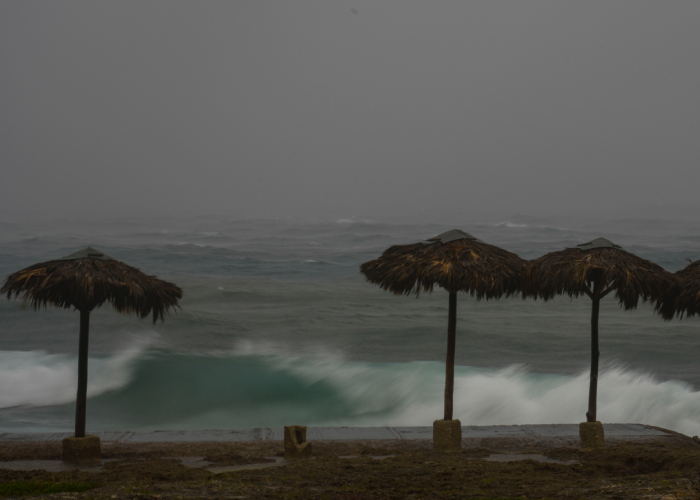 Olas del huracán "Rafael"