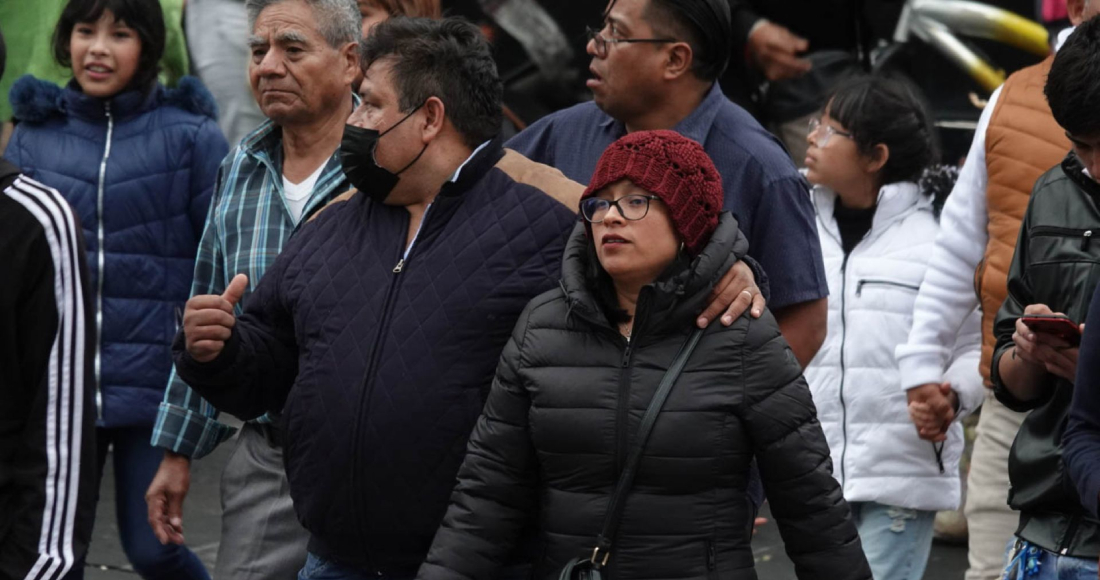 Dos personas con ropa abrigadora ante las heladas y bajas temperaturas que experiementa el país.