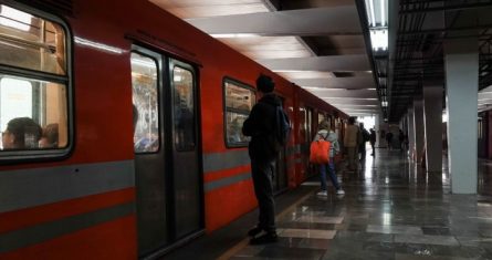 Un estudiante aborda el metro de la Ciudad de México.