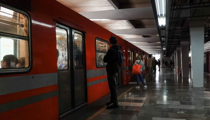 Un estudiante aborda el metro de la Ciudad de México.