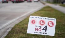 Letrero contra el aborto en las elecciones de Estados Unidos