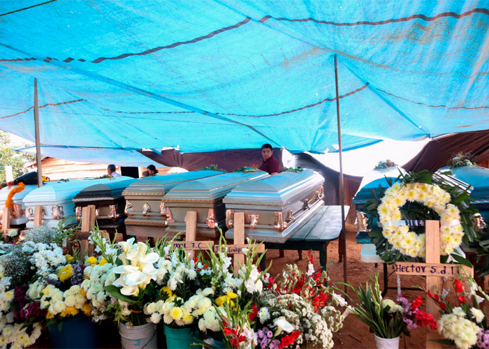 funeral-de-once-personas-que-fueron-asesinadas-en-chautipan-guerrero-8