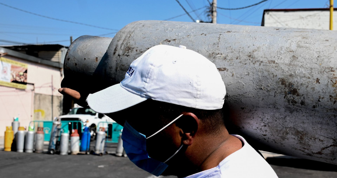 Un hombre carga un tanque de gas LP