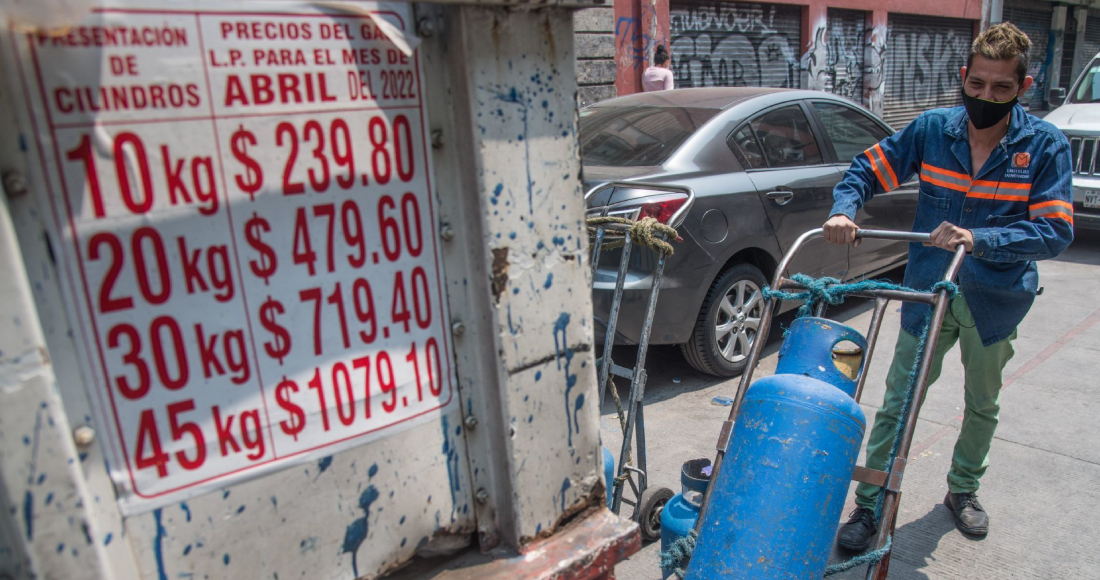 Un hombre carga un tanque de gas LP