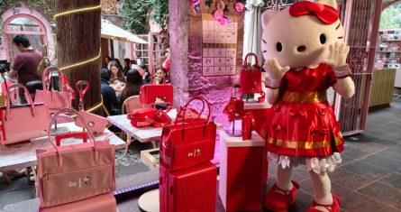 La colección de Hello Kitty incluye bolsos de diferentes tamaños.