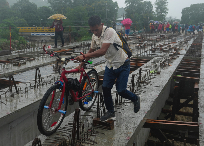 Residentes de San Pedro Sula, Honduras, bajo la lluvia