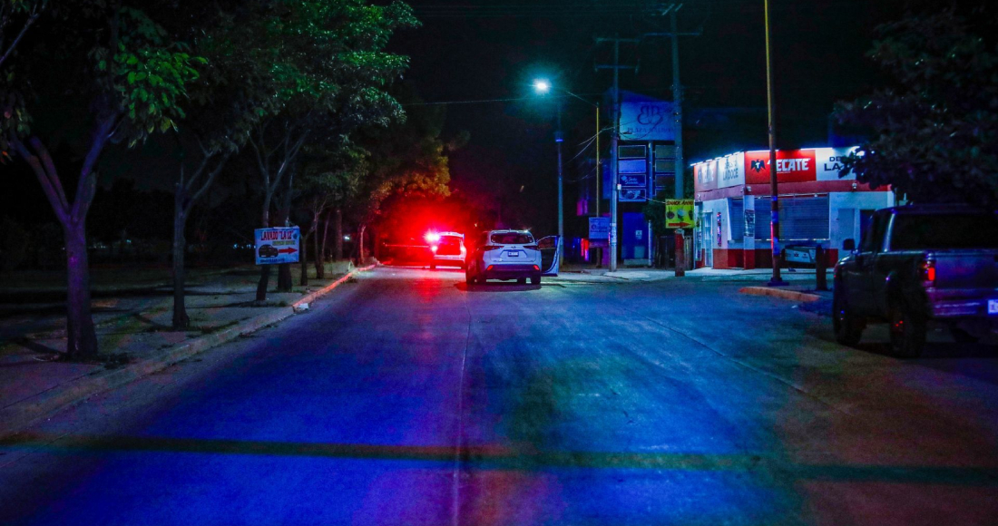 Fuerzas de seguridad cierran una calle en Culiacán para resguardar la escena de una ejecución durante la jornada de violencia que azota a la ciudad.