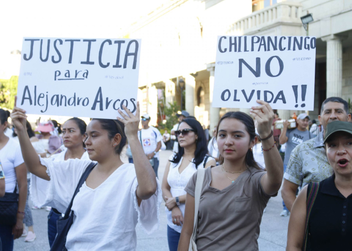 Personas piden justicia para Alejandro Arcos