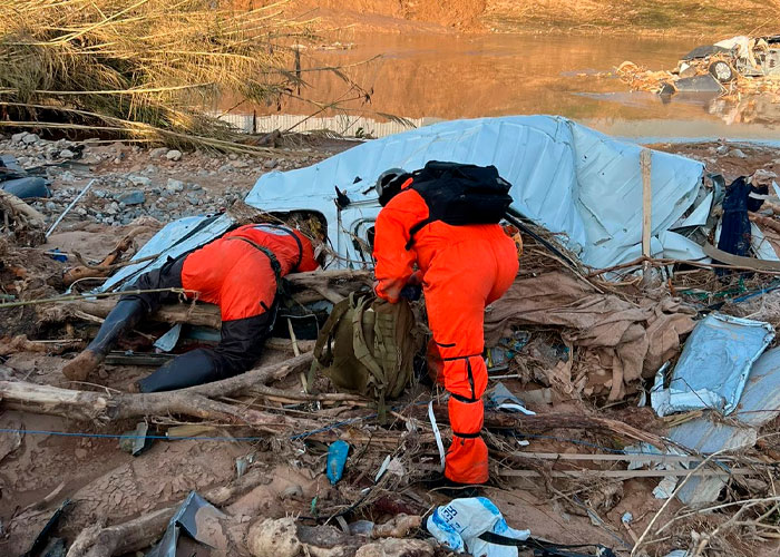 la-brigada-de-rescate-topos-azteca-ayudando-en-valencia-españa-2