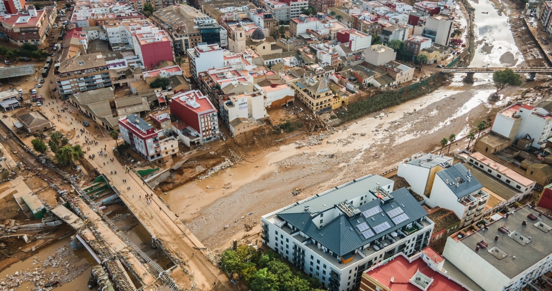 Lodo cubre una amplia zona tras una tormenta que dejó cientos de muertos y desaparecidos en la región, el sábado 2 de noviembre de 2024, en Paiporta, en las afueras de Valencia.