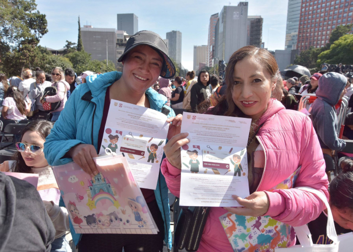 Madres reciben Mi Beca Para Empezar para sus menores.