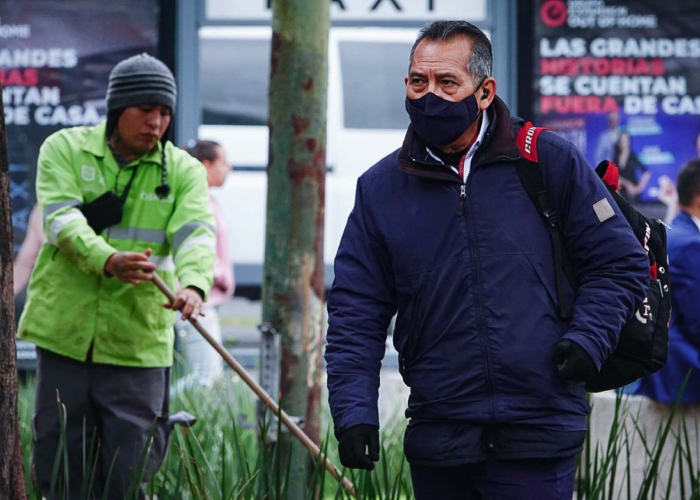 Personas durante una mañana fría en Ciudad de México