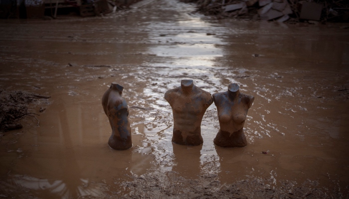 Tres maniquíes yacen sumidos parcialmente en el lodo en un área afectada por inundaciones, el miércoles 6 de noviembre de 2024, en Masanasa, Valencia, España. 