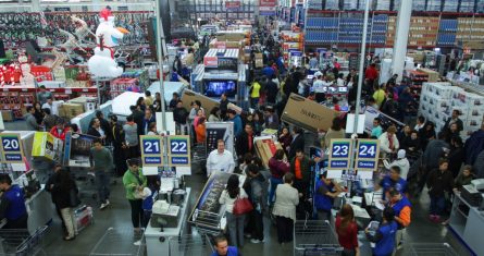 Mexicanos participan en las compras del emblemático Black Friday,