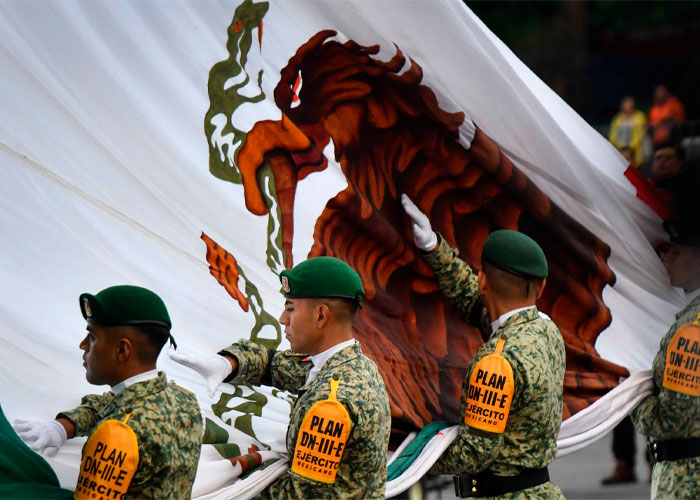 militares-en-el-izamiento-de-la-bandera