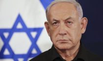 El Primer Ministro de Israel, Benjamin Netanyahu, asiste a una conferencia de prensa en la base militar Kirya en Tel Aviv, el 28 de octubre de 2023.