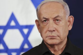 El Primer Ministro de Israel, Benjamin Netanyahu, asiste a una conferencia de prensa en la base militar Kirya en Tel Aviv, el 28 de octubre de 2023.