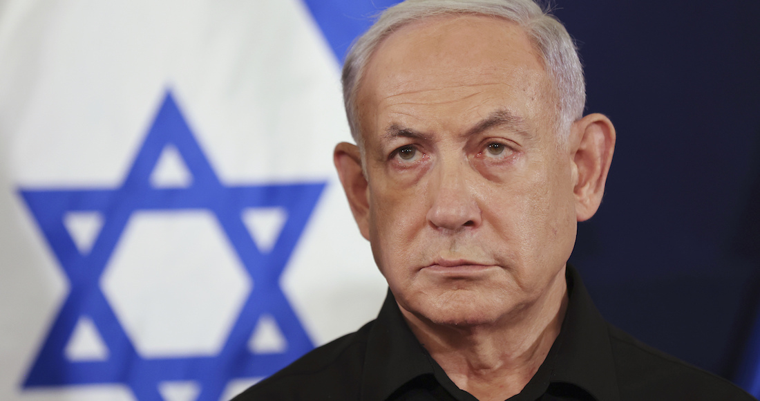 El Primer Ministro de Israel, Benjamin Netanyahu, asiste a una conferencia de prensa en la base militar Kirya en Tel Aviv, el 28 de octubre de 2023.