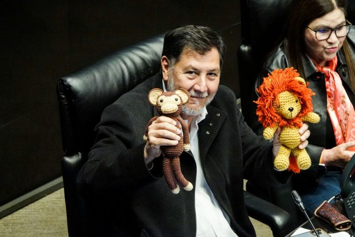 Noroña sostiene el peluche de un chango y un león