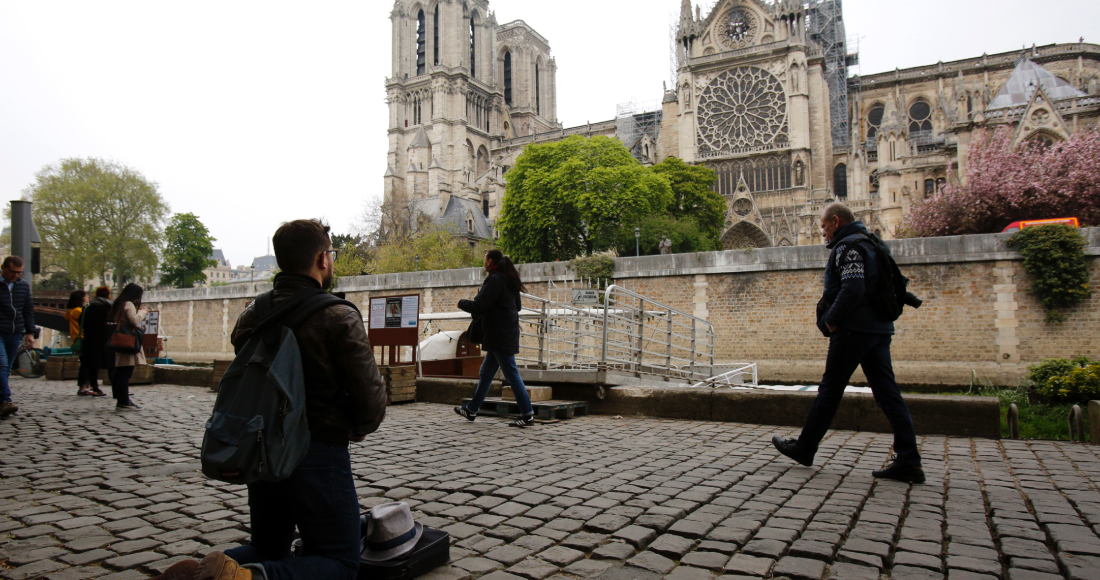 Hombre arrodillado en Notre Dame