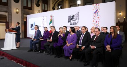 Las y los integrantes del Consejo Asesor de Desarrollo Económico Regional y Relocalización en Palacio Nacional.