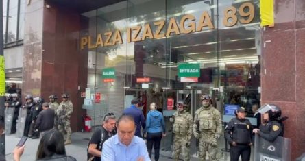 La Secretaría de Marina (Semar) participó en un operativo contra la piratería en una plaza de la calle Izazaga en la Ciudad de México.