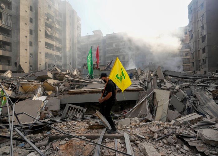 un hombre en medio del bombardeo de edificios