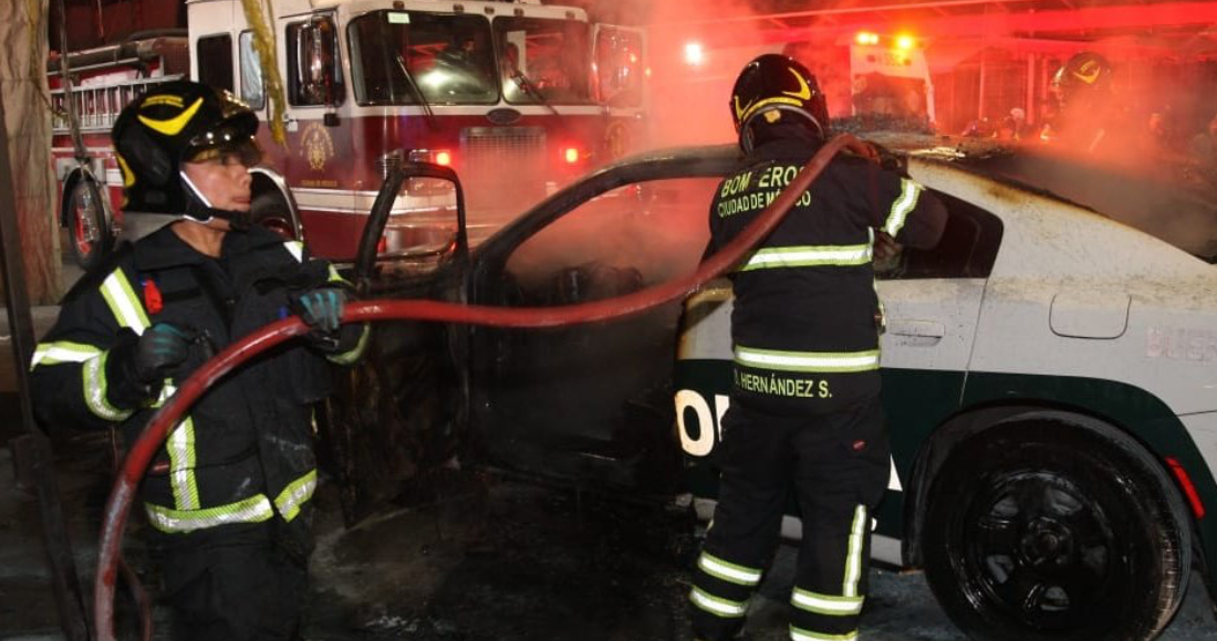 Bomberos apagan el fuego de una patrulla