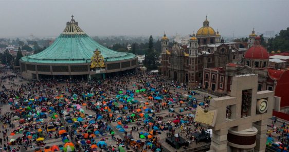 peregrinos-instalados-en-la-explanada-de-la-basílica-de-guadalupe