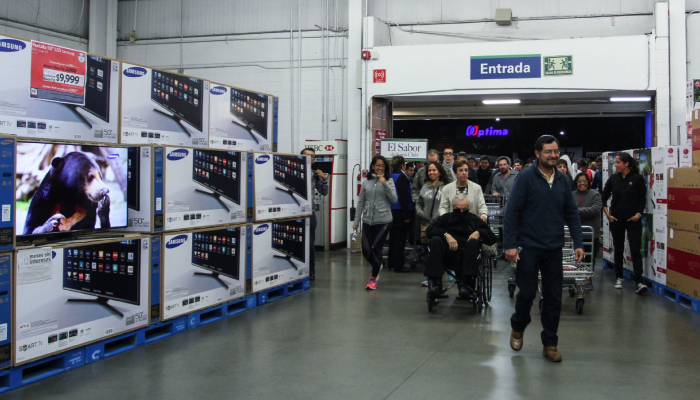 Personas ingresan a centro comercial para aprovechar las ofertas del Black Friday en México.