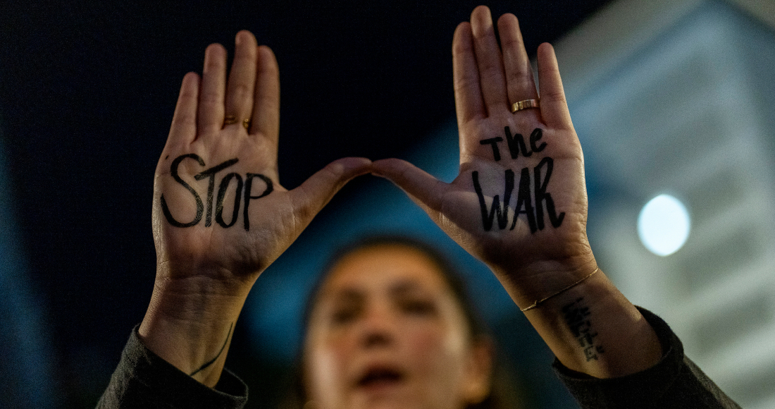 Una mujer corea lemas durante una protesta contra el gobierno del primer ministro, Benjamin Netanyahu, y para pedir la liberación de rehenes retenidos en la Franja de Gaza por el grupo armado Hamás, Israel, el sábado 16 de noviembre de 2024.