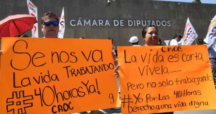 Un grupo de manifestantes protesta frente a la Cámara de Diputados para exigir que se reduzca a 40 horas la jornada laboral semanal.