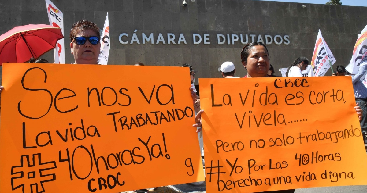 Un grupo de manifestantes protesta frente a la Cámara de Diputados para exigir que se reduzca a 40 horas la jornada laboral semanal.