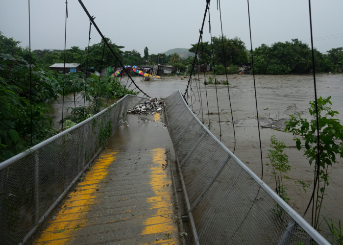 Puente peatonal colapsado en San Pedro Sula, Honduras.